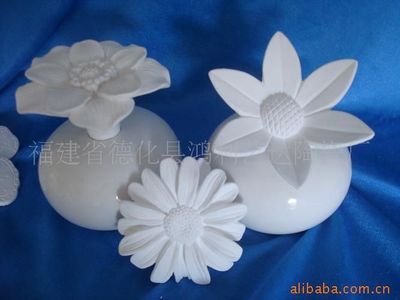 融合艺术与实用 陶瓷、树脂与石膏熏香座的美学与工艺探索